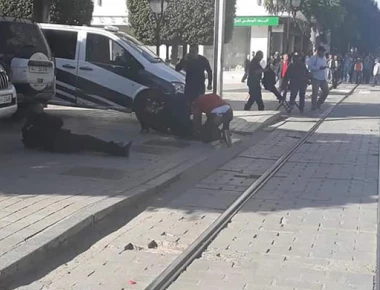 Σκηνές φρίκης: Γυναίκα καμικάζι ανατινάχθηκε μπροστά από αστυνομικούς (βίντεο)